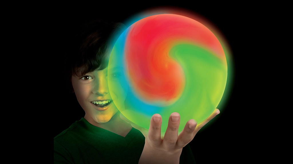Groovy Glow Wubble este o jucărie de exterior utilizabilă pe tot parcursul anului, care strălucește literalmente