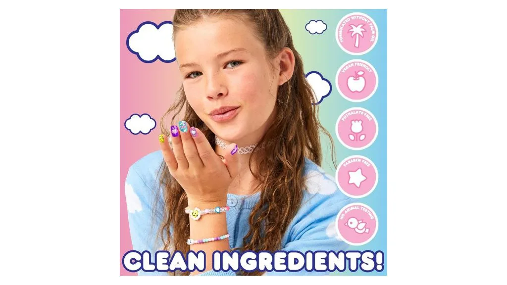 Acest set de unghii strălucitoare Hello Kitty face manichiurile magice