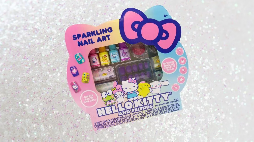 Acest set de unghii strălucitoare Hello Kitty face manichiurile magice