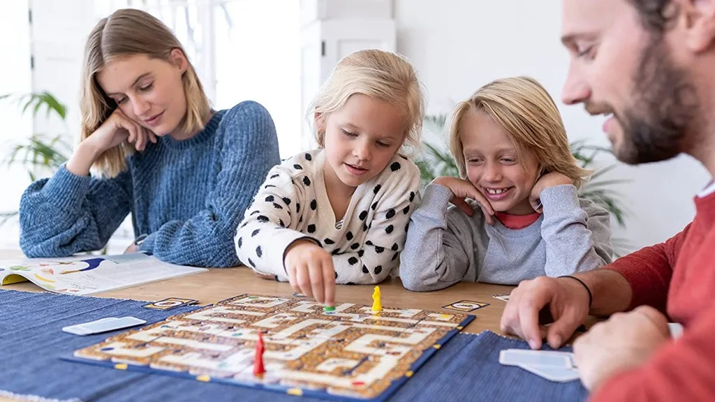 Ravensburger Disney Îi duce pe copii în diferite destinații Disney