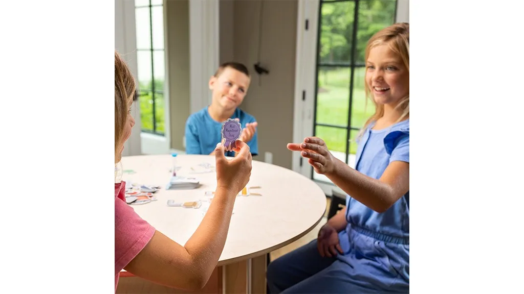 Copiii pot purta o pălărie de inventator cu cel mai nou joc de la Fat Brain Toys