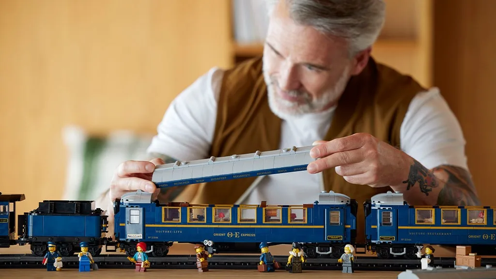 Îmbarcare pe setul LEGO Orient Express!