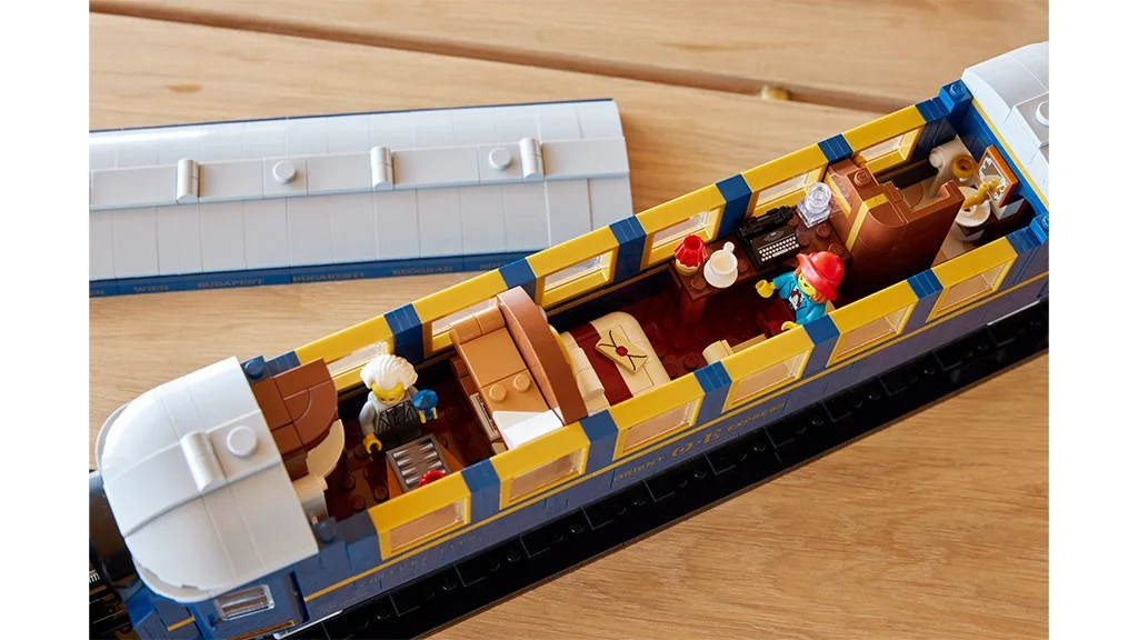 Îmbarcare pe setul LEGO Orient Express!