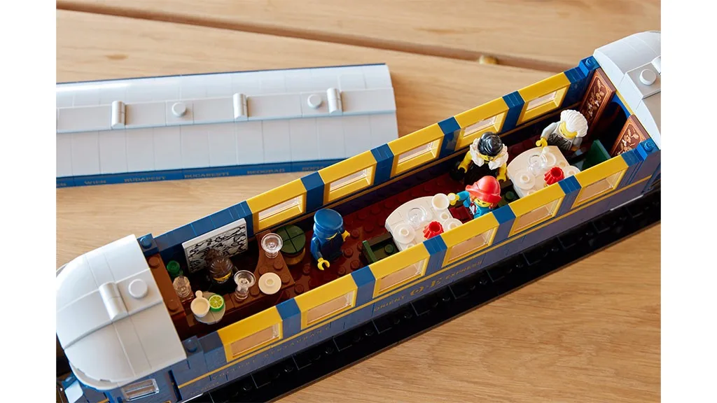 Îmbarcare pe setul LEGO Orient Express!