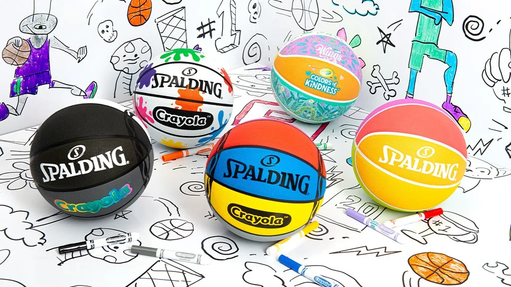 Micuții artiști pot intra pe teren datorită colaborării dintre Spalding și Crayola