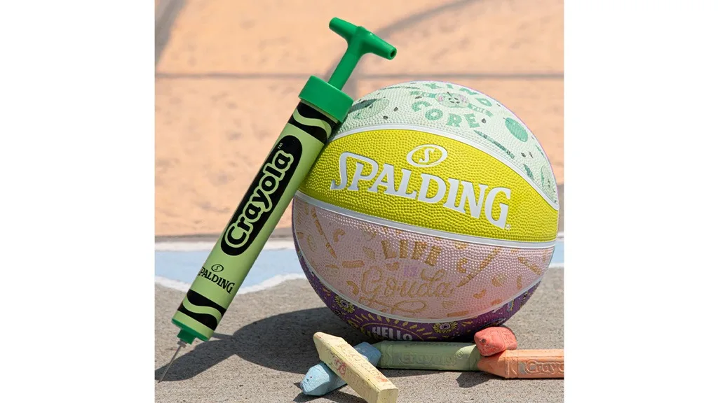 Micuții artiști pot intra pe teren datorită colaborării dintre Spalding și Crayola