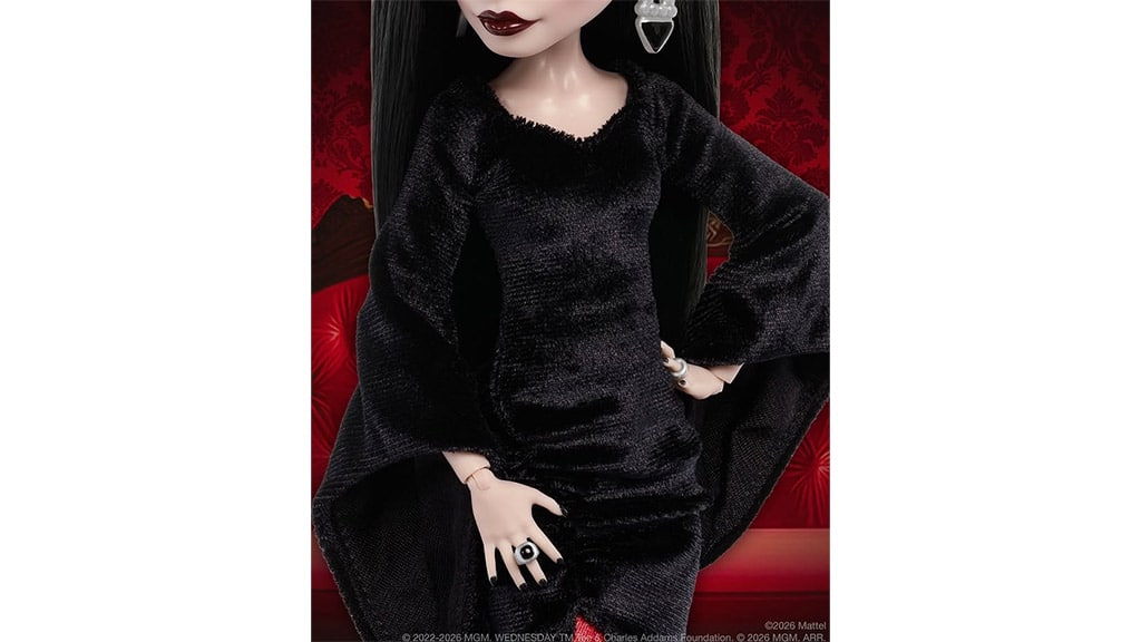 Această păpușă Mattel Monster High Morticia Addams este fascinant de sumbră
