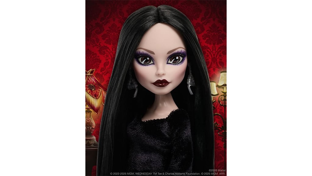 Această păpușă Mattel Monster High Morticia Addams este fascinant de sumbră
