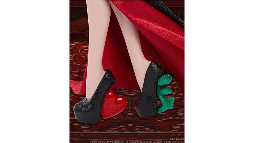 Această păpușă Mattel Monster High Morticia Addams este fascinant de sumbră