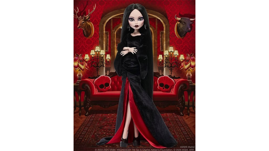 Această păpușă Mattel Monster High Morticia Addams este fascinant de sumbră