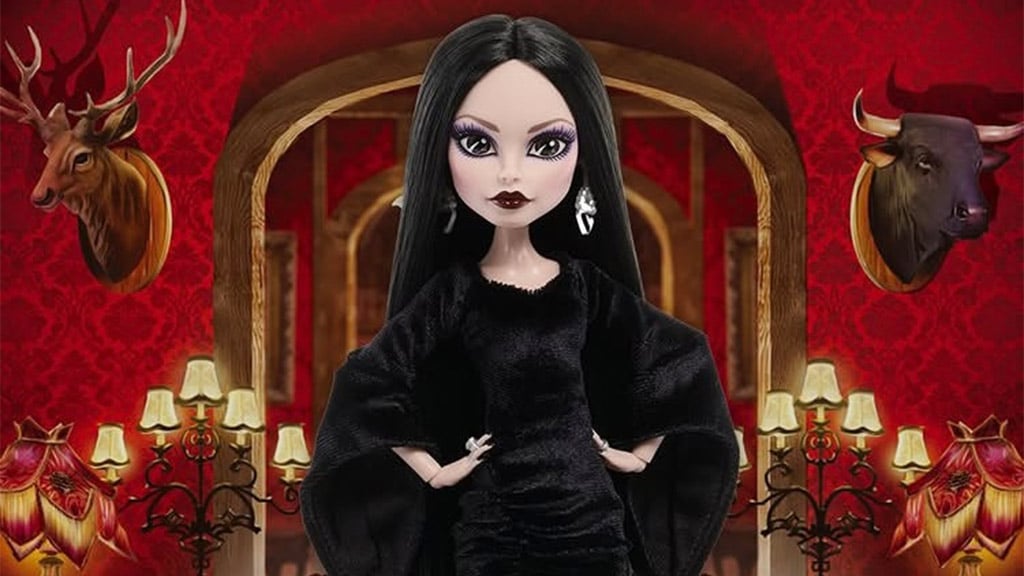 Această păpușă Mattel Monster High Morticia Addams este fascinant de sumbră