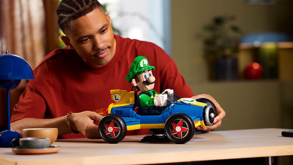 Îndreptați-vă spre pista de curse cu noul set LEGO Super Mario: Mario Kart Luigi!