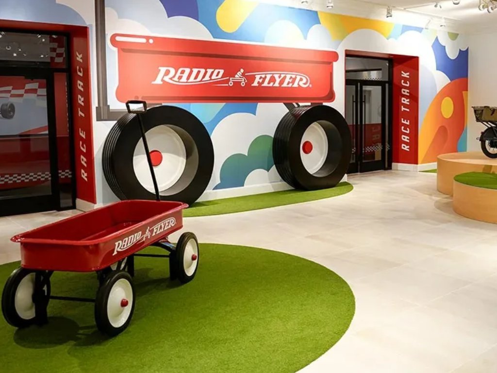 Radio Flyer își deschide primul magazin