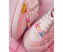 Pășește în stil Sanrio cu aceste adidași Hello Kitty