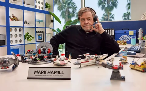 Mark Hamill își împărtășește dragostea pentru jocul LEGO SMART cu copiii