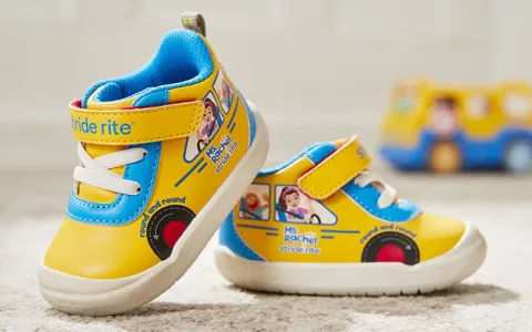 Fiecare pas este o experiență de învățare cu colecția de încălțăminte Stride Rite Ms. Rachel