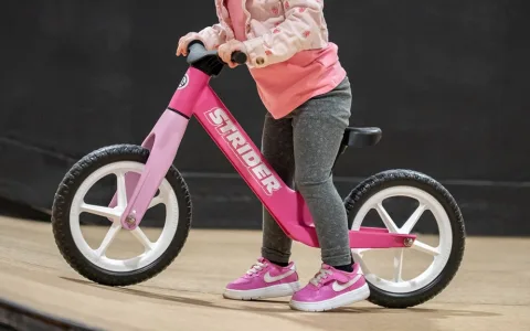 Pune-i în mișcare pe cei mici cu noua bicicletă Strider Bikes 12 Comp!