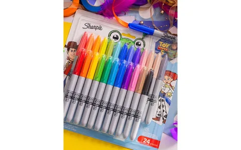Sharpie și Elmer’s creează cu cariocile și slime-ul cunoscute din filmul Toy Story 5!