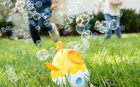 Puișor Maxx Bubbles care suflă baloane de săpun dansatoare
