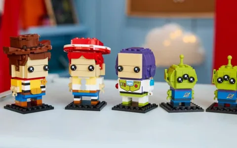 Construiește până la infinit și mai departe cu aceste seturi LEGO Toy Story