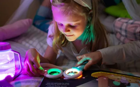 Glo Pals luminează poveștile cu noile sale cărți luminoase