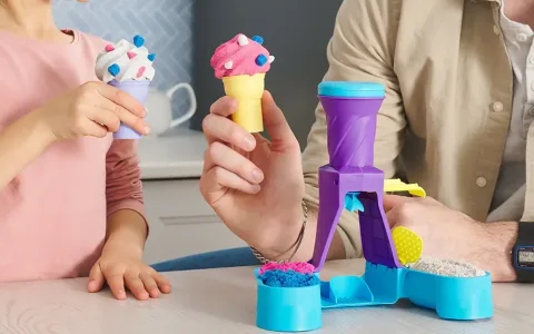 Găsește un strălucitor nou prieten pufos cu Furby ediția Galaxy