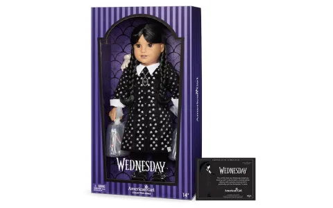 Copiii se pot alătura familiei Addams cu cea mai nouă păpușă American Girl.