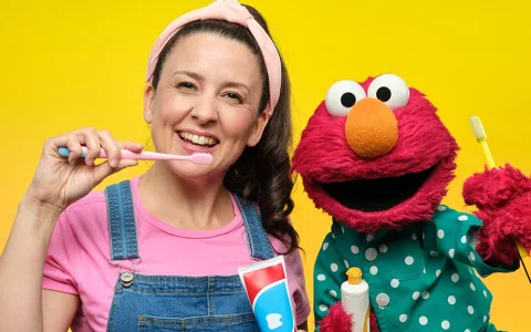 Ms. Rachel și Elmo au lansat un nou videoclip pentru piesa Brushy Brush