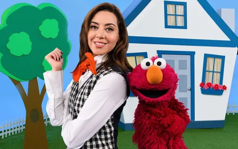 Distracție cu Aubrey Plaza și echipa de pe Strada Sesame într-o nouă ediție specială