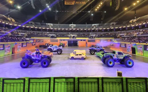 Relatare Hot Wheels Monster Trucks Glow-N-Fire Live Show Budapesta
