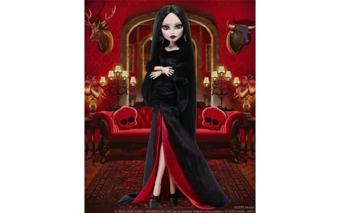Această păpușă Mattel Monster High Morticia Addams este fascinant de sumbră