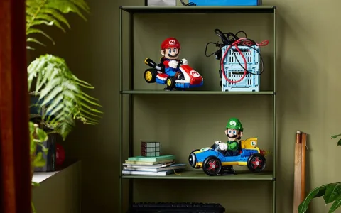 Îndreptați-vă spre pista de curse cu noul set LEGO Super Mario: Mario Kart Luigi!