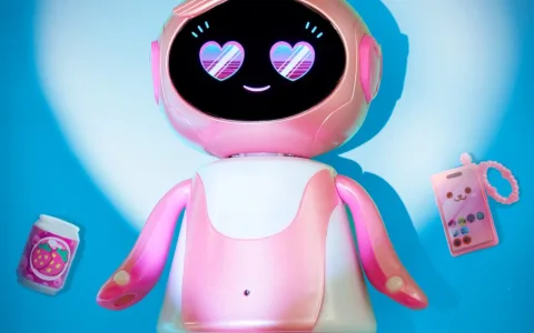 EmotoBOT de la Just Play are o personalitate proprie