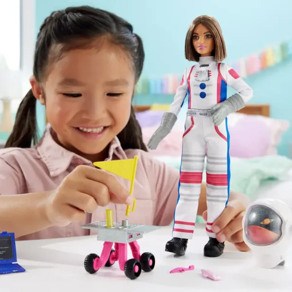 Barbie: Set de joc pentru cariera de 65 de ani - Păpușă astronaut cu accesorii - Mattel imaginea 5