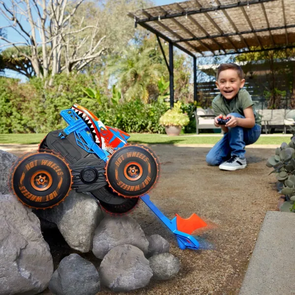 Hot Wheels Monster Trucks: Mega Tiger Shark RC mașină cu telecomandă - Mattel imaginea 3