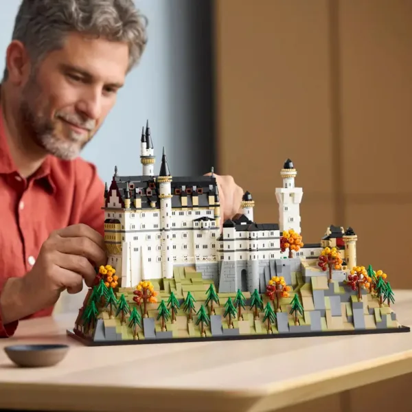 LEGO® Architecture: Castelul Neuschwanstein (21063) imaginea 8