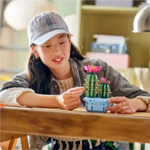 LEGO® Botanicals: Cactus înflorit (11509) imaginea 4