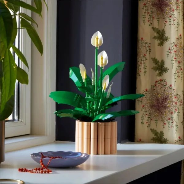 LEGO® Botanicals: Crinul Păcii (11504) imaginea 3