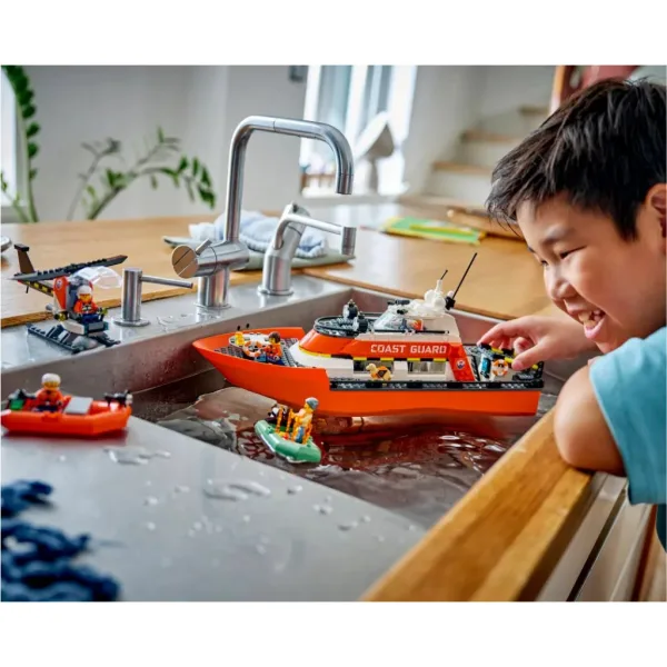 LEGO® City: Barca de salvare a gărzilor de coastă și elicopter (60504) imaginea 4