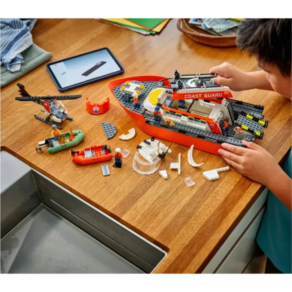 LEGO® City: Barca de salvare a gărzilor de coastă și elicopter (60504) imaginea 5