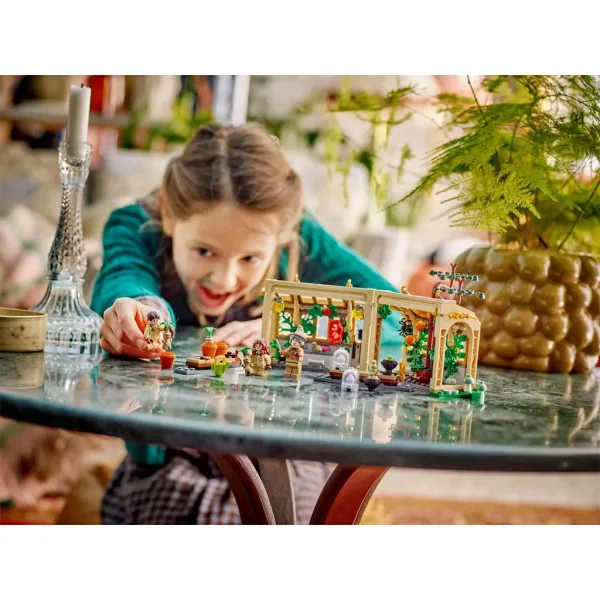 LEGO® Harry Potter: Castelul Hogwarts™: Ora de Herbologie (76445) imaginea 7