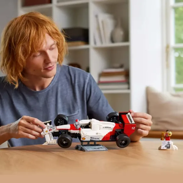 LEGO® Icons: McLaren MP4/4 și Ayrton Senna (10330) imaginea 7