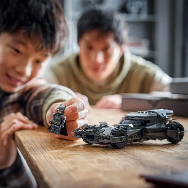 LEGO® Marvel: Batman împotriva lui Superman™: Batmobile™ (76331) imaginea 6