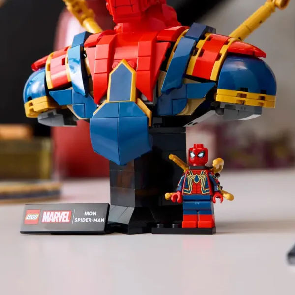 LEGO® Marvel: Bustul Omului Păianjen de Fier (76326) imaginea 4