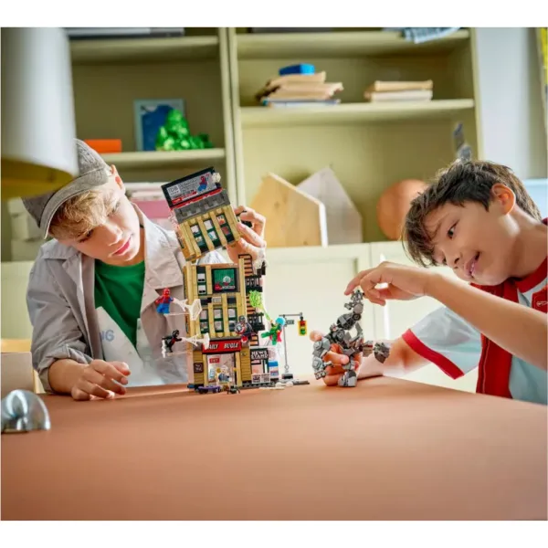 LEGO® Marvel: Omul-Păianjen vs. Mysterio: Lupta de la redacție (76342) imaginea 4
