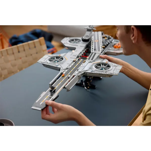 LEGO® Marvel: Helicarrier S.H.I.E.L.D. (76354) imaginea 9