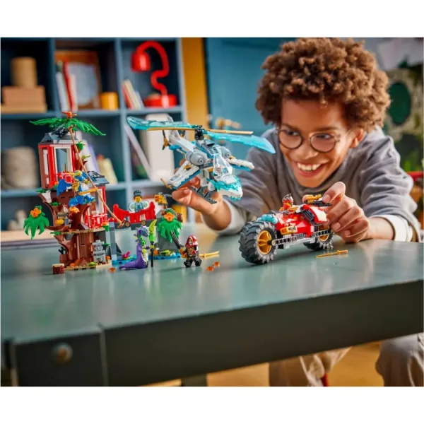 LEGO® Ninjago: Bătălia vehiculelor ninja la casa din copac (71857) imaginea 4