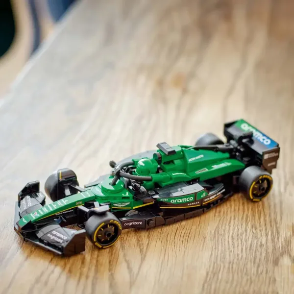 LEGO® Speed Champions: Mașina de curse Aston Martin Aramco F1® AMR24 (77245) imaginea 5
