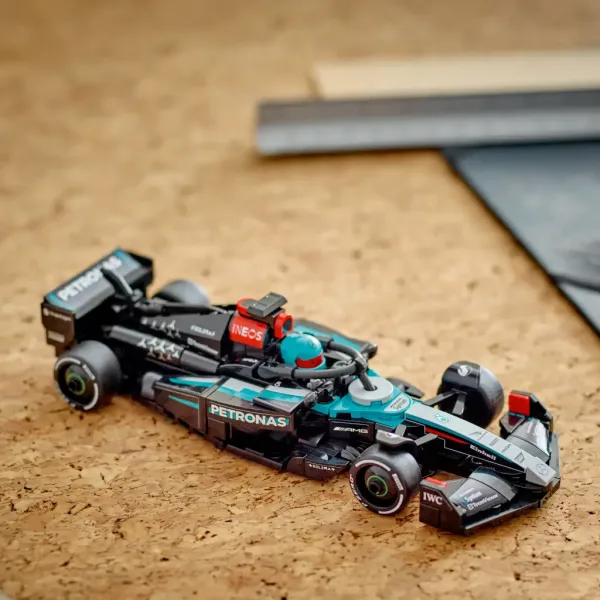 LEGO® Speed Champions: Mașina de curse Mercedes-AMG F1® W15 (77244) imaginea 4