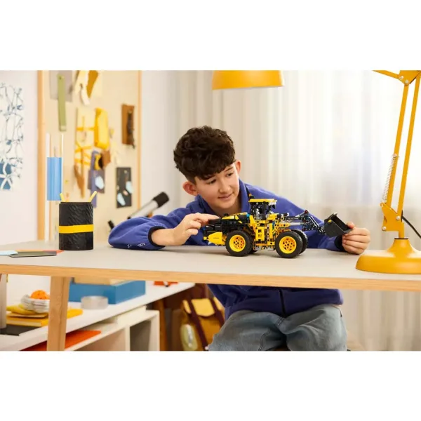 LEGO® Technic: Volvo L120 Electric încărcător frontal pe roți (42209) imaginea 7